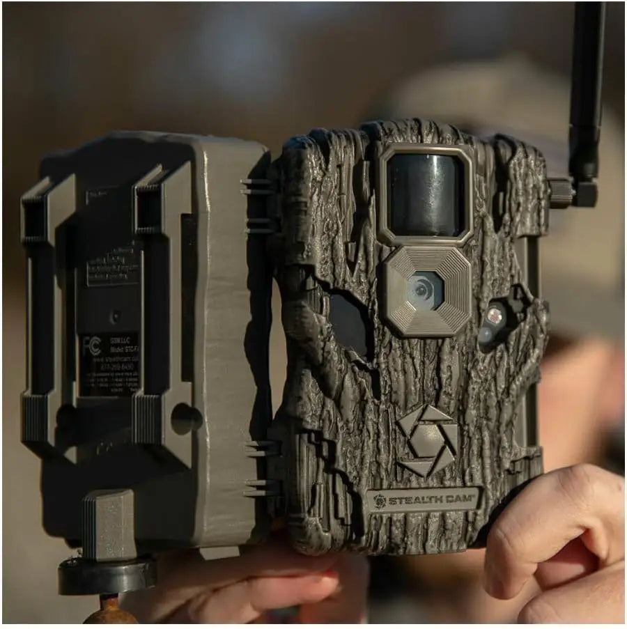 Trail Camera (Verizon, 4-Pack) Bundle with 32GB SD Card (4-Pack) and Card Reader